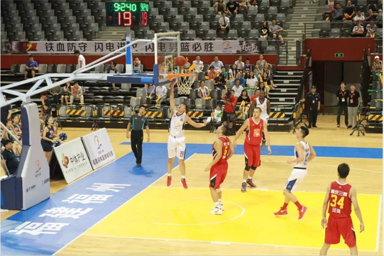 在肋部接应 在肋部接应